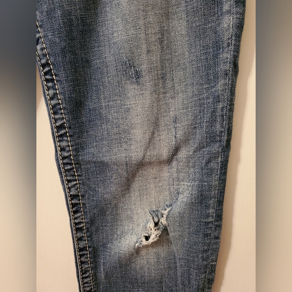 Silver Jeans Sam Boyfriend Distressed Capris - Picture 2 of 12